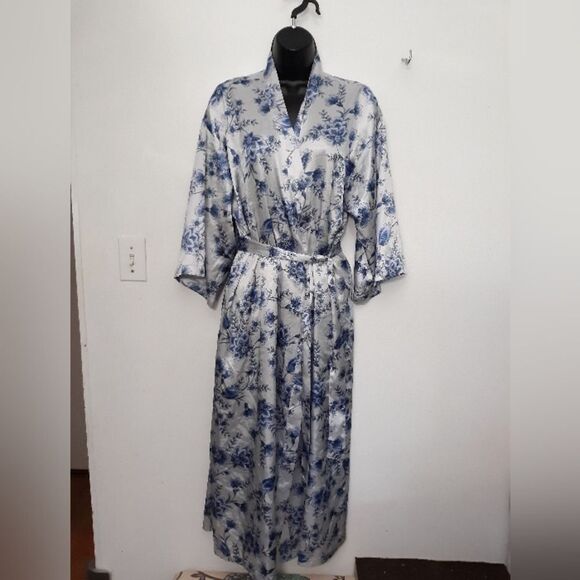 Morgan Taylor Intimates robe - Picture 1 of 6